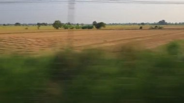 kırsal manzara vintage tren penceresinden. sırt çantası seyahat deneyimi