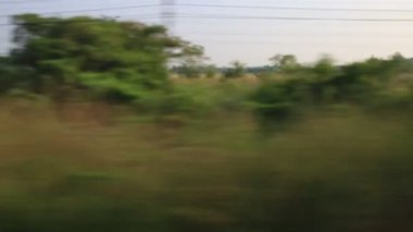 kırsal manzara vintage tren penceresinden. sırt çantası seyahat deneyimi