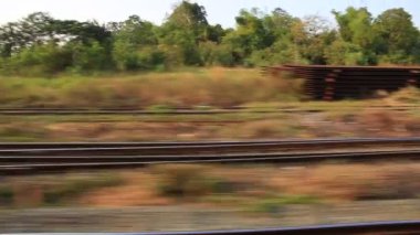 kırsal manzara vintage tren penceresinden. sırt çantası seyahat deneyimi