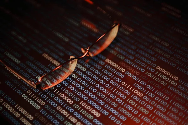 bilgisayar hacker. Kırmızı tehlikeli kod ihlali LED panel üzerinde gözlük yer ile kırmızı ikili kod içine. virüs, siber tehdit ve bilgisayar internet sistemi arızası kavramları.