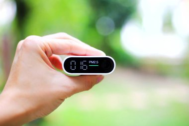 açık hava kalitesi ölçüm. pm2.5 (partikül madde) sensörleri küçük toz atmosferde algılama. havada küçük toz ile iyi hava. Park, Bahçe ve ağaç hava kirliliği azaltmak.