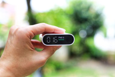iyi açık hava kalitesi. ağaçlar ve bitkiler yardım hava saflaştırılmış ve Partiküler madde 2.5 (pm2.5) azalır. Rüzgardaki toz miktarı algılama sensörü. kabul edilebilir sigara zararlı hava durumu