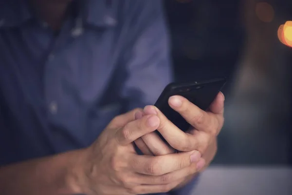 ne cevap olacak. sıcak ve serin. belirsiz sonuçlar için bekleniyor. bir akıllı telefon tutan ve ekranda yoğun görünümlü adam. bir ofis odası merkezi iş işadamı