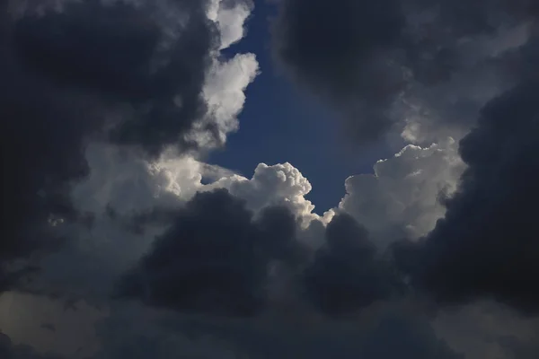 Cielo Nuvole Sfondo Concetto Rivestimento Positivo Nube Tempesta Circondato Una — Foto Stock