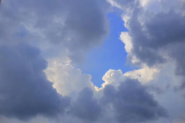 Cielo Nuvole Sfondo Concetto Rivestimento Positivo Nube Tempesta Circondato Una — Foto Stock