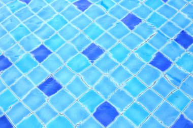 Açık suda kaplı yüzme havuzu seramik fayans. Açık mavi fayans düzenli desen tasarımında derin mavi fayans ile noktalı. rekreasyon havuzu tasarımı.