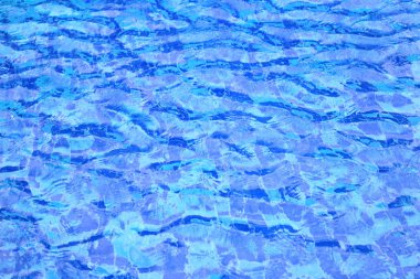 Yüzme Havuzu su yüzeyi dalgası. Açık su vücudu dalga ve dalgalanma neden güçlü rüzgar tarafından üflenir. mavi seramik döşeme.