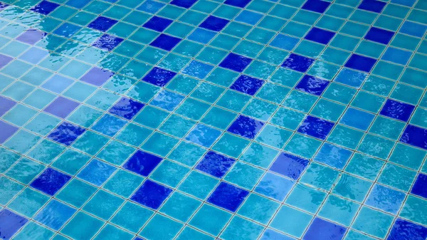 Schwimmbad Keramikfliesen Die Mit Klarem Wasser Bedeckt Sind Hellblaue Fliesen — Stockfoto