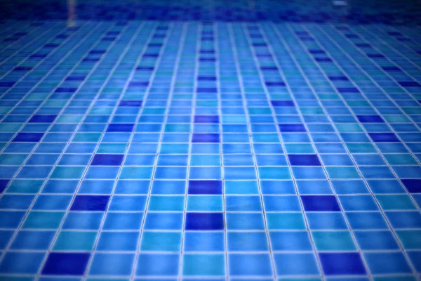 游泳池的瓷砖覆盖着清澈的水 浅蓝色瓷砖点缀着深蓝色瓷砖在一个规则的图案设计 休闲泳池设计 — 图库照片