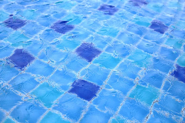 Schwimmbad Keramikfliesen Die Mit Klarem Wasser Bedeckt Sind Hellblaue Fliesen — Stockfoto