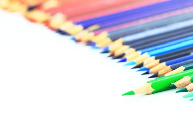 renkli kalemler gökkuşağı renkleri satır kopya alanı ile üst tarafında dizilmiş. yaratıcı ve çocuk kavramları. eski ve kullanılan renk grubu sistematik. Yeşil önde. yaratıcı çevre teması