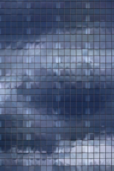 现代办公楼高程 玻璃幕墙重复图案反射云在天空中 城市人在建筑箱 — 图库照片