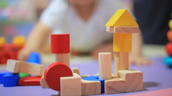 Bebê Jogando Brinquedo Madeira Colorido Analógico Jogo Criativo Para Desenvolvimento — Fotografia de Stock