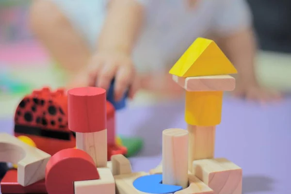 Bebê Jogando Brinquedo Madeira Colorido Analógico Jogo Criativo Para Desenvolvimento — Fotografia de Stock