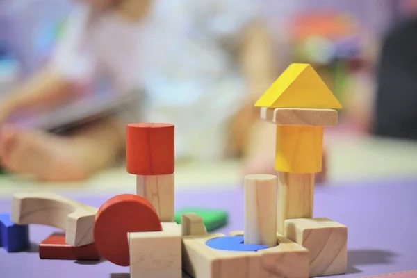 Baba Játszik Analóg Színes Fából Készült Játék Kreatív Játék Gyermekek — Stock Fotó