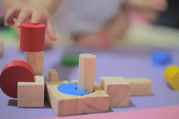 Bebê Jogando Brinquedo Madeira Colorido Analógico Jogo Criativo Para Desenvolvimento — Fotografia de Stock