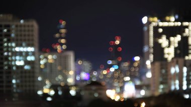 Geceleri şehir silueti ışığı. bulanıklık bokeh defocus Bangkok şehir silueti gece ışığı. Metropolis'te binalar aydınlık. iş ve şehir hayatı kavramları arka plan.
