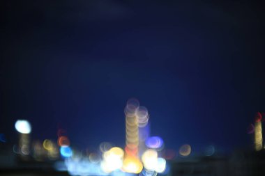 bulanıkşehir gökyüzü gece ışığı. bokeh defokus ışık bir metropolde binadan. iş ve şehir hayatı kavramları arka plan.