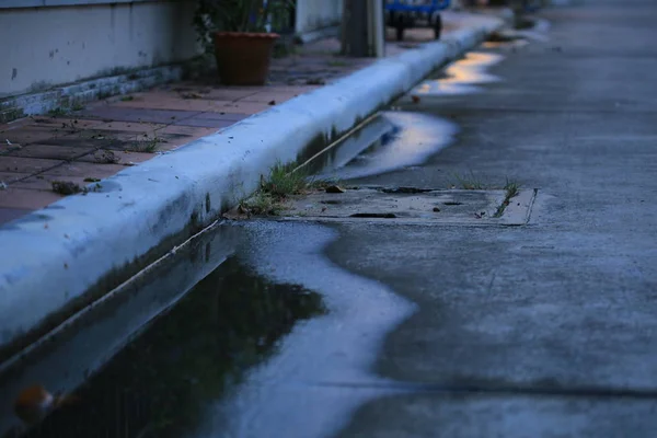 Wasserpfütze Auf Der Straße Die Schlechte Entwässerung Ließ Das Wasser — Stockfoto