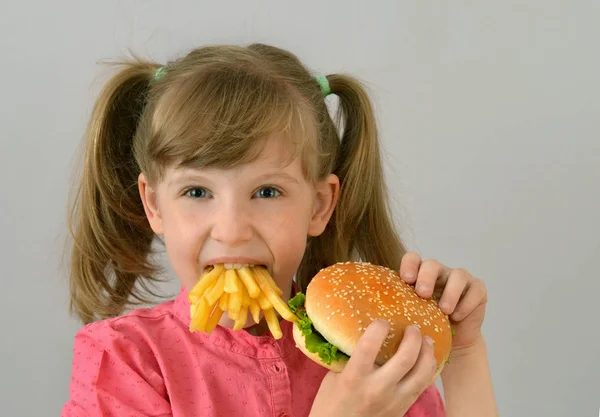 Fast food ve çocuk. Hamburger, patates kızartması.