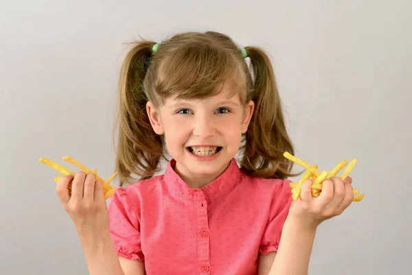 Child Eats French Fries — Stock Photo, Image