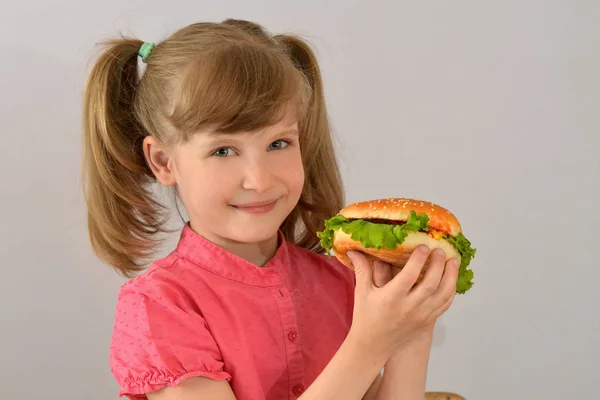 Красива Маленька Дівчинка Любить Гамбургер — стокове фото
