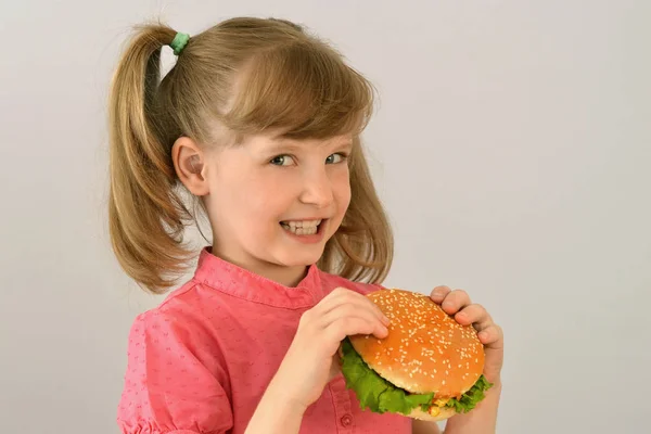 Щаслива Маленька Дівчинка Їдять Гамбургер — стокове фото