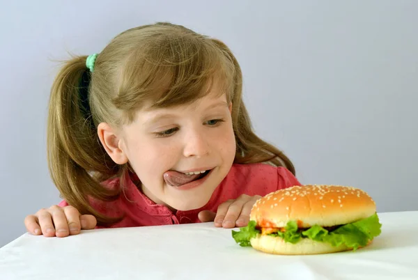 Красива Маленька Дівчинка Любить Гамбургер Ліцензійні Стокові Фото