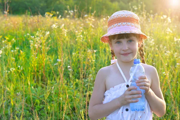 Çocuk, evlat, bir şişe su doğa ile