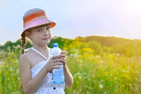 Маленька Дівчинка Пляшкою Води Природі Ліцензійні Стокові Фото