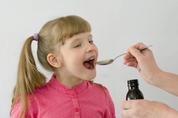 Çocuk Çocuk Ilaç Bir Kaşık Alır — Stok fotoğraf