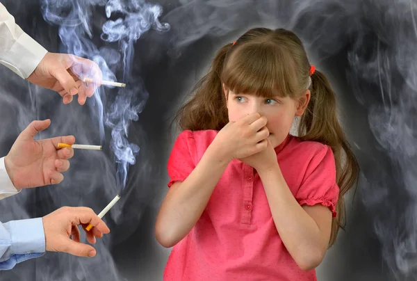 Parents smoke in front of the child, kid, breathes tobacco smoke.Smoking ,bad habit, conceptual photography. — Stock Photo, Image