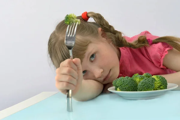 Kid ,child does not want to eat broccoli — Stock Photo, Image