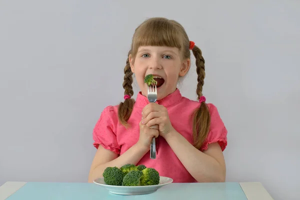 Little girl (child, kid) loves broccoli. — Stock Photo, Image