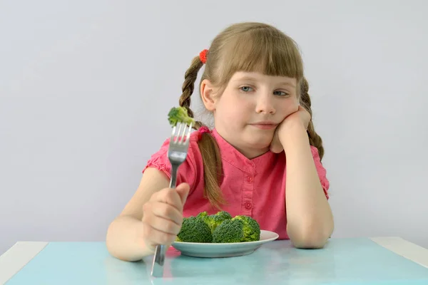 Child, kid (little girl) doesn't like broccoli. — Stock Photo, Image