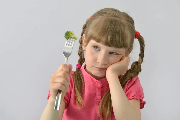 Маленька дівчинка не хоче їсти брокколі Стокове Зображення