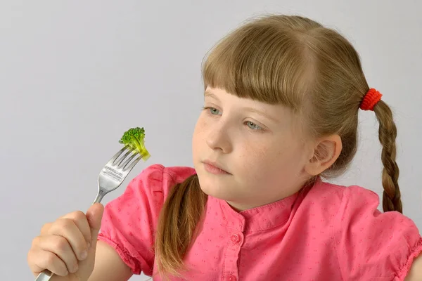 Broccoli eating kid,child,little girl eating — Stock Photo, Image