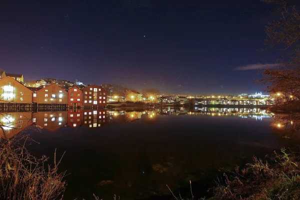 ノルウェーのニデルヴァ川のトロンハイム市 — ストック写真