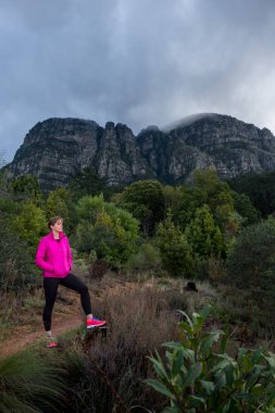 cape Town tek bir parça üzerinde çalışan bir fırtınalı kışlar günde otuz bir şey zencefil kadın iz runner