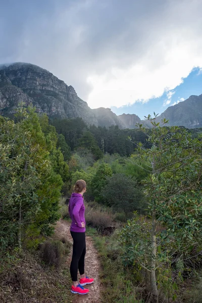 Thirty Something Ginger Female Trail Runner Running Single Track Cape — Stock Photo, Image