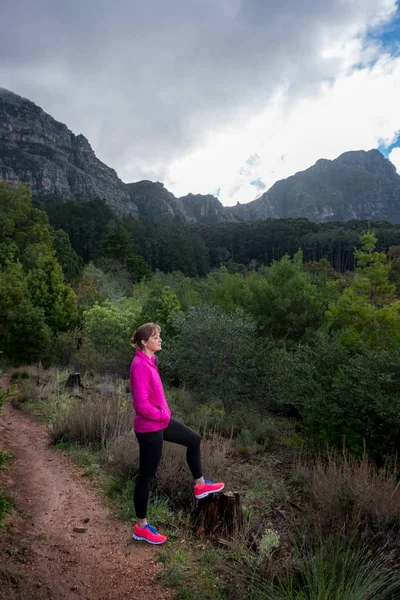 Thirty Something Ginger Female Trail Runner Running Single Track Cape — Stock Photo, Image