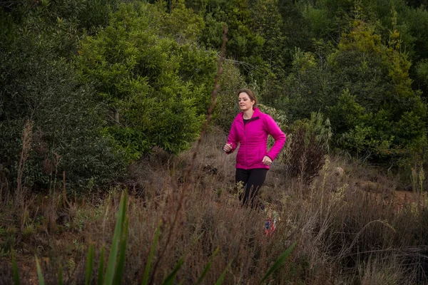 Thirty Something Ginger Female Trail Runner Running Single Track Cape — Stock Photo, Image