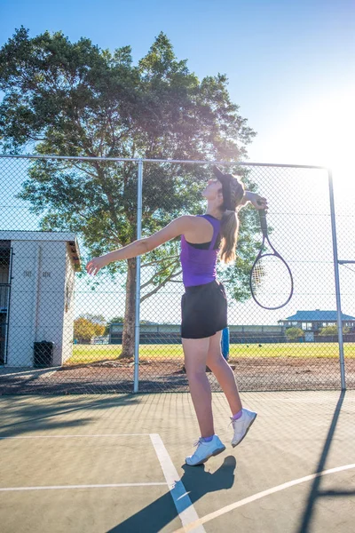 Professionele Tennisspeelster Serveren Tijdens Een Tenniswedstrijd — Stockfoto