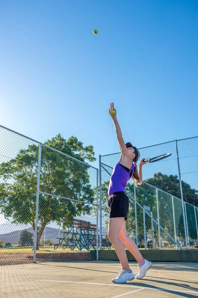 Professionele Tennisspeelster Serveren Tijdens Een Tenniswedstrijd — Stockfoto