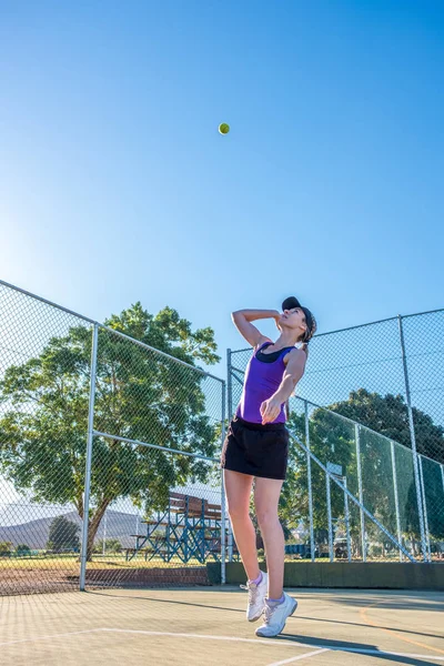 Professionele Tennisspeelster Serveren Tijdens Een Tenniswedstrijd — Stockfoto