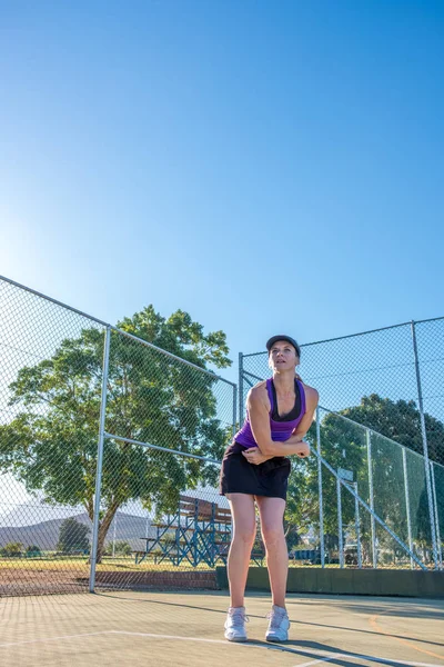 Jugadora Tenis Sirviendo Durante Partido Tenis — Foto de Stock