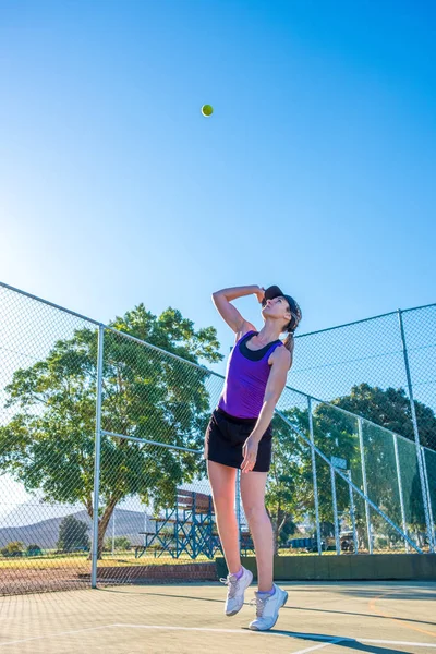 Professionele Tennisspeelster Serveren Tijdens Een Tenniswedstrijd — Stockfoto