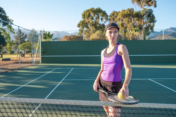 Tennista Donna Piedi Sulla Rete Del Campo — Foto Stock