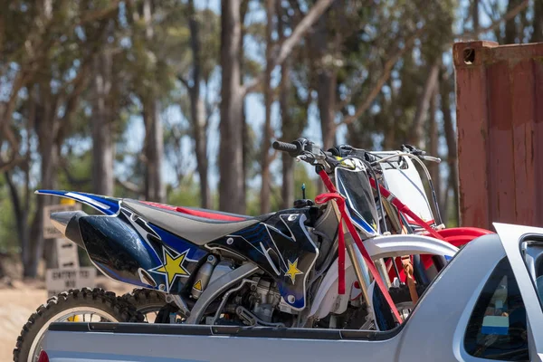 Duas Motos Motocross Amarradas Parte Trás Caminhão Pick — Fotografia de Stock