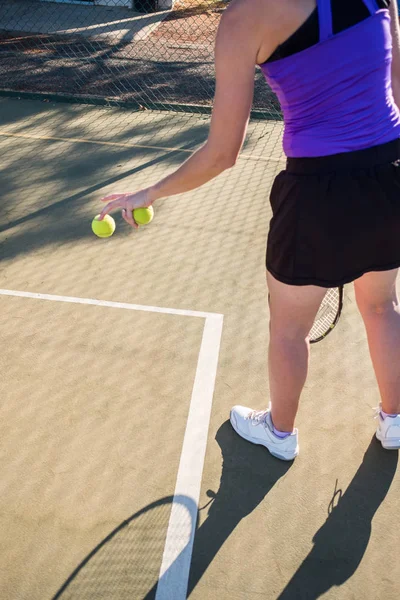 Jugadora Tenis Sirviendo Durante Partido Tenis — Foto de Stock